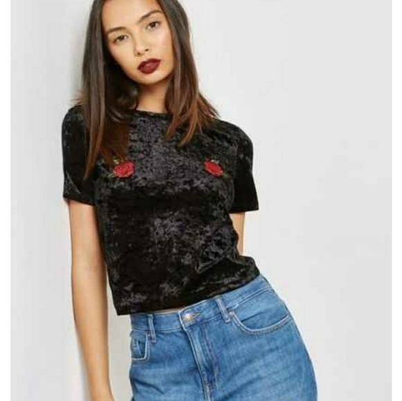 Black Cropped Crushed Velvet Red Rose T Shirt - Picture 1 of 2